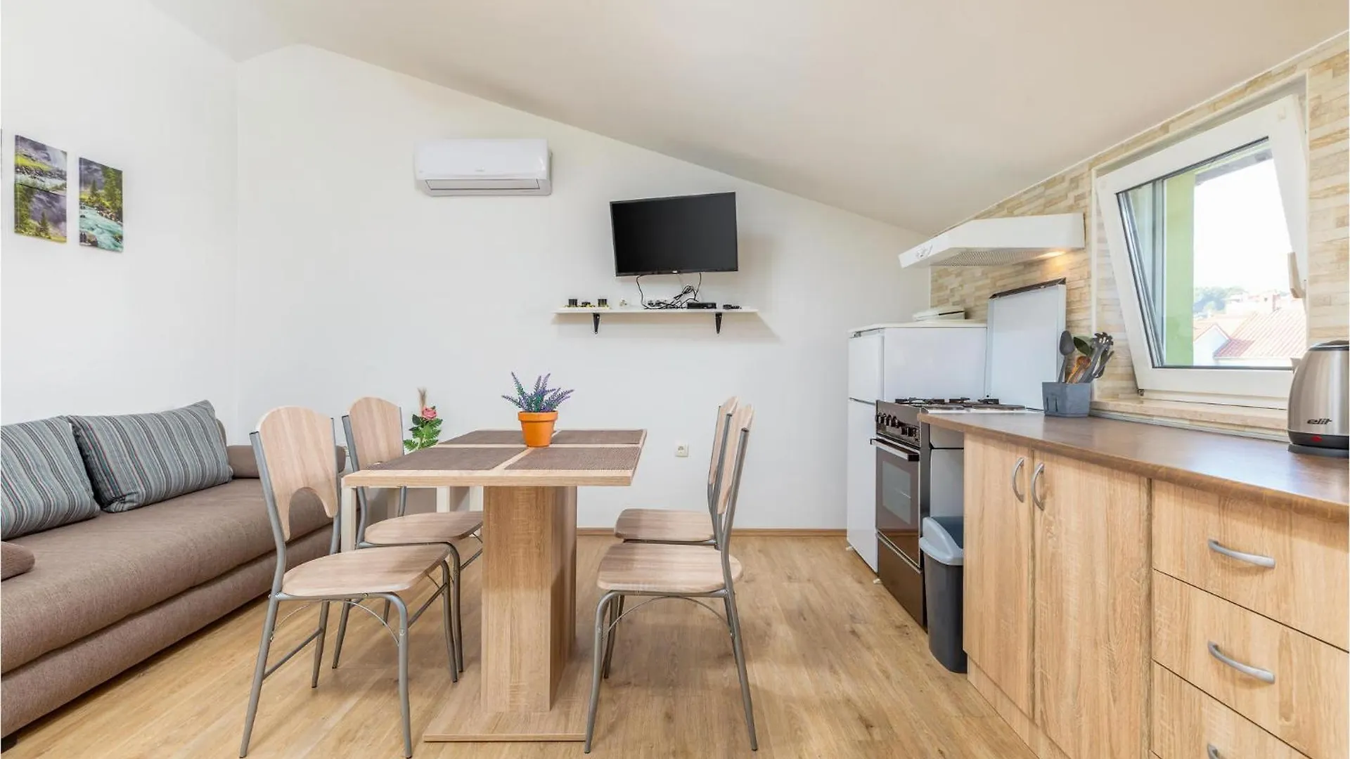 2 Bedroom Gorgeous Apartment In Pula 0*,
